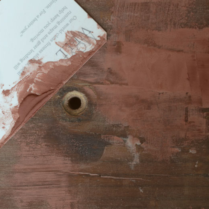 dresser_applying_glazing_putty